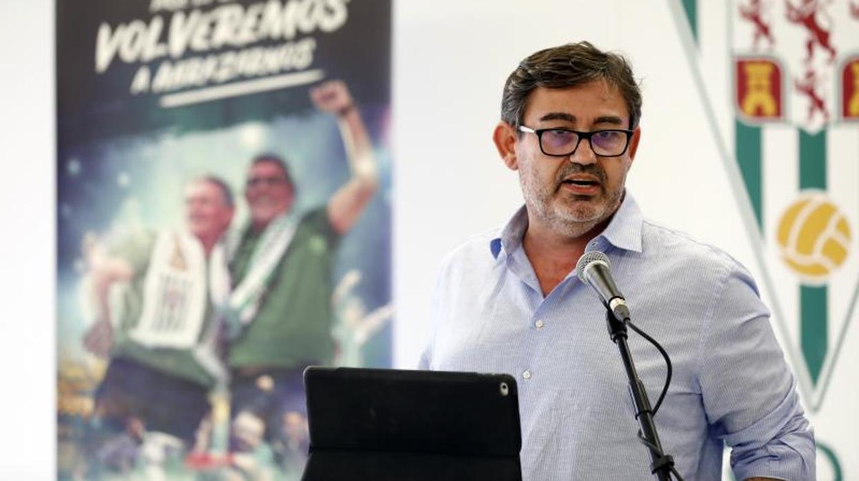 Javier González Calvo durante la presentación de la campaña de abonos