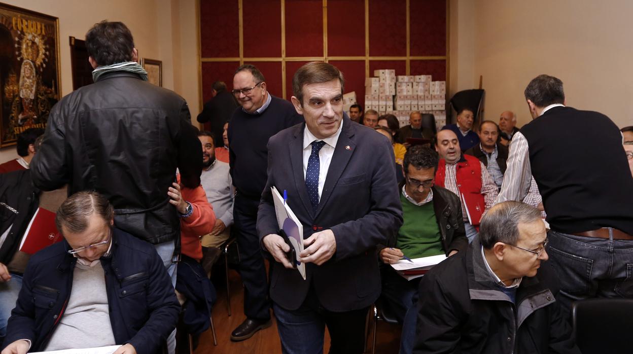 Francisco Gómez Sanmiguel, en una asamblea de la Agrupación de Cofradías de Córdoba