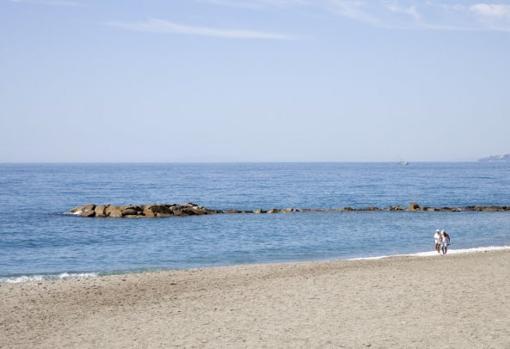 Torrenueva es una playa de arena poco profunda y aguas tranquilas