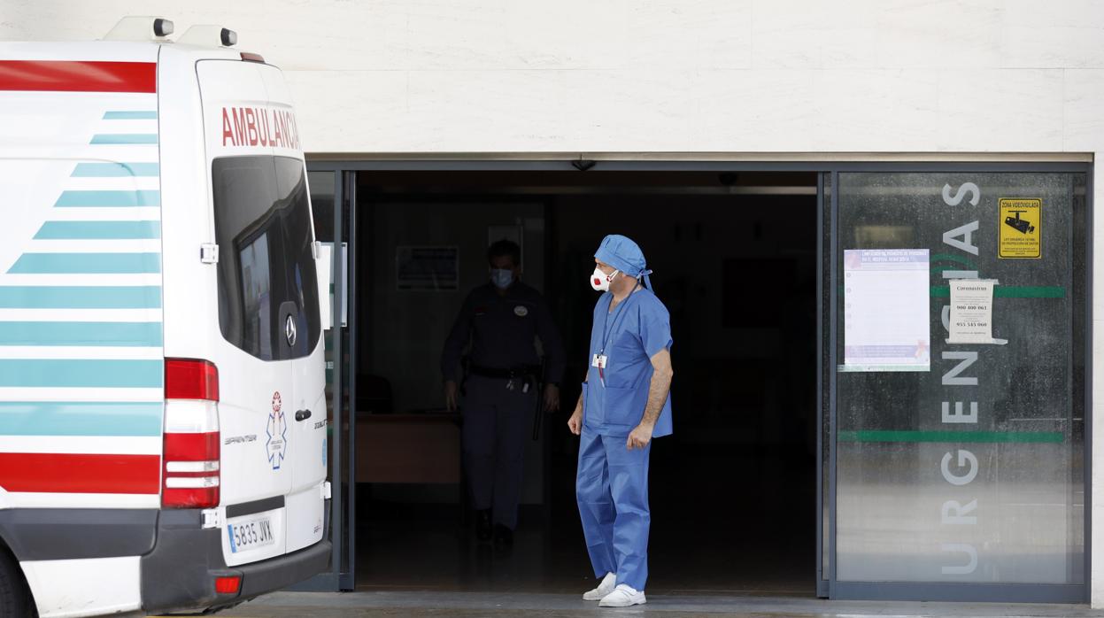 Un profesional sanitario, en la puerta de Urgencias del Reina Sofía