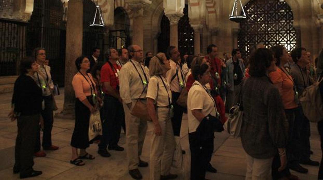 Un grupo de turistas disfruta de un pase nocturno de la Mezquita-Catedral