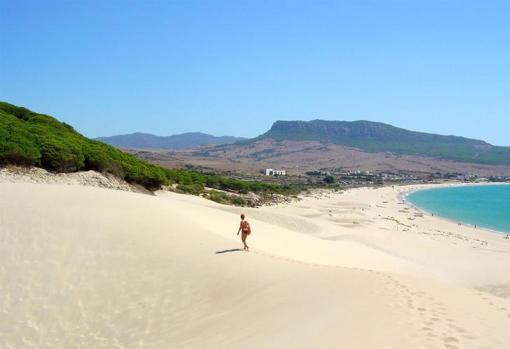 Las dunas de Bolonia dibujan una de las estampas más fotografiadas de Cádiz