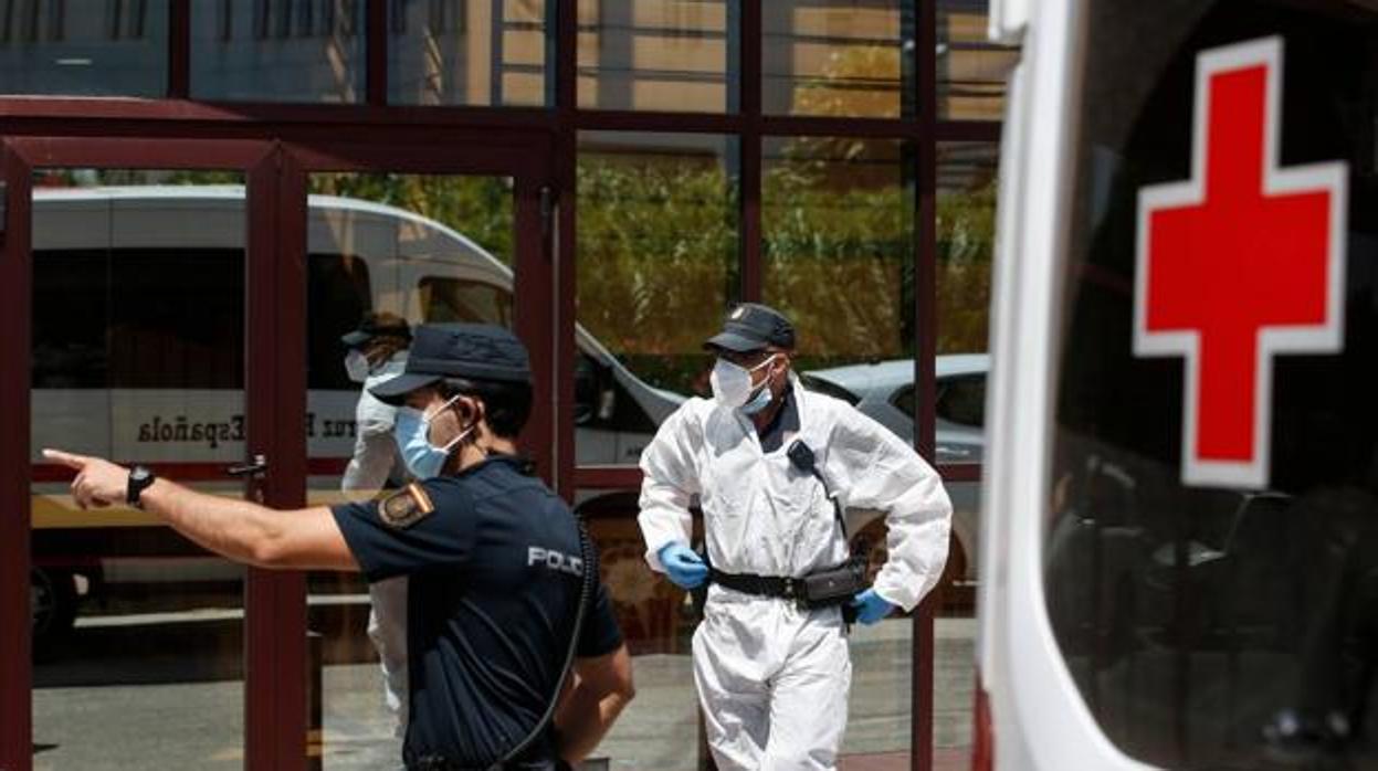 Efectivos de la Policía Nacional custodian el centro de acogida de la Cruz Roja