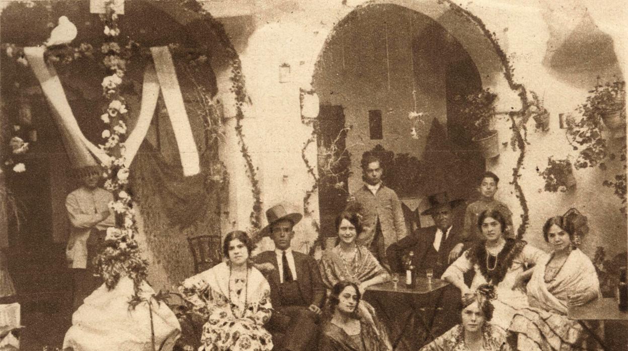 Vecinos de un patio vestidos con trajes tradicionales en la década de los años 20 del siglo pasado