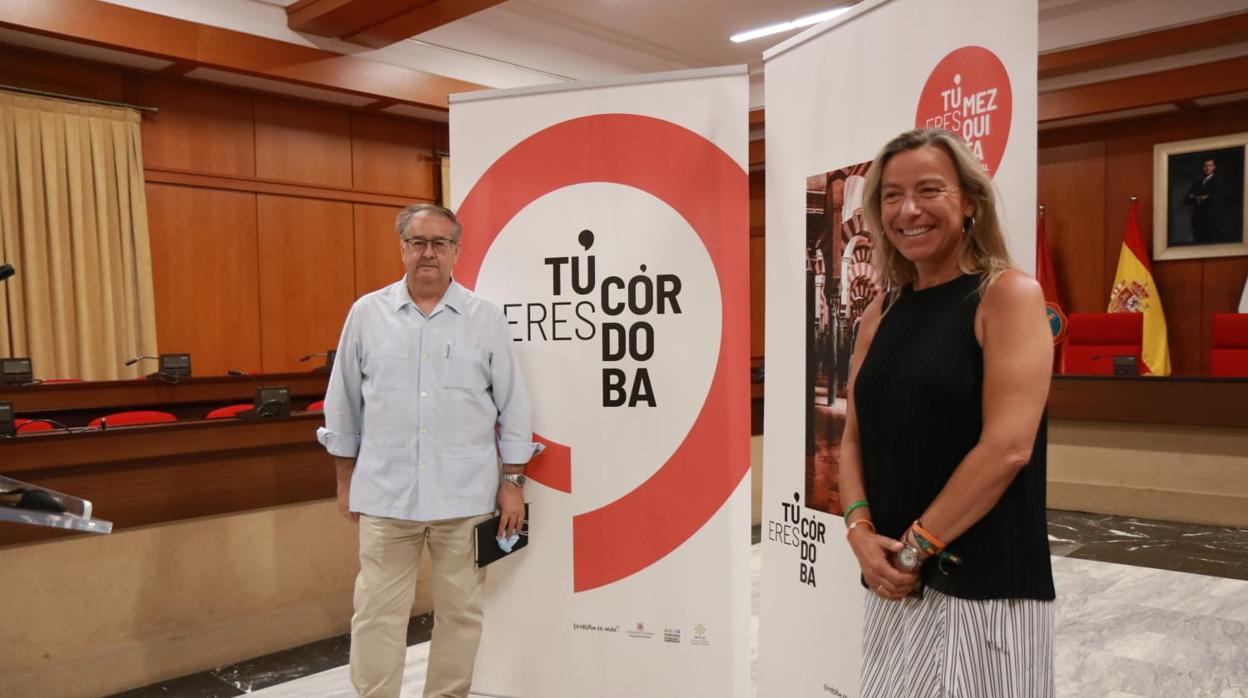 La teniente de alcalde Isabel Albás (Ciudadanos) con un técnico municipal con el cartel de la campaña