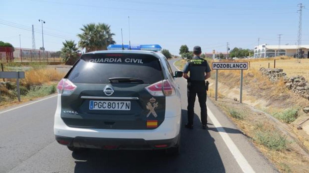 Un agente de la Guardia Civil a la entrada de Pozoblanco