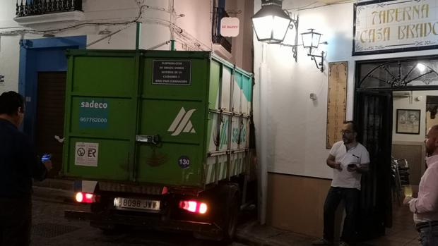 Una vecina del Casco Histórico pide el cambio de vehículos de Sadeco por el constante daño a su edificio