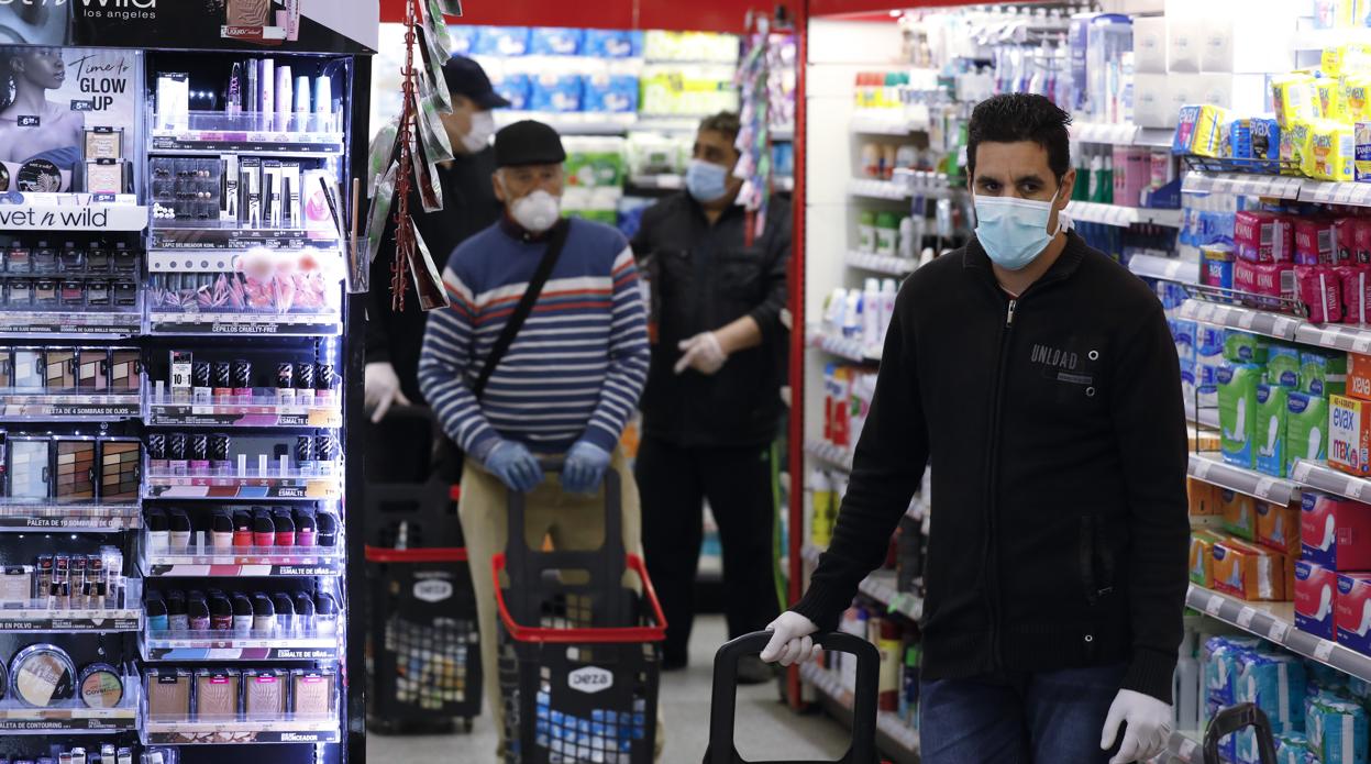 Varias personas realizando la compra en un supermercado Deza durante el estado de alarma