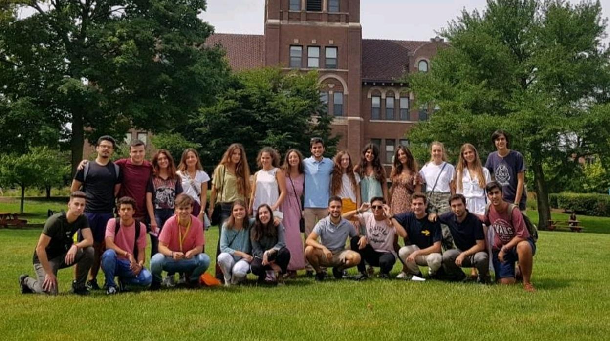 Algunos de los alumnos premiados, en el campus de Loyola Chicago