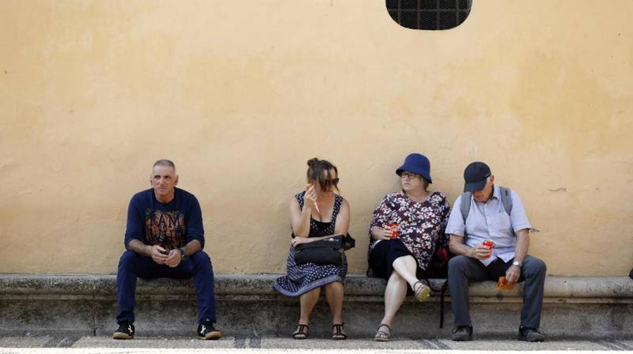 Un grupo de turista a la sombra