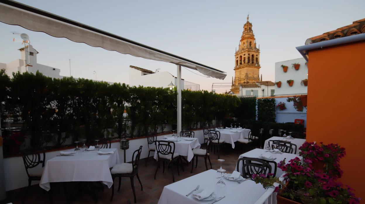 Mesas de la terraza de Casa Rubio, con la Mezquita al fondo