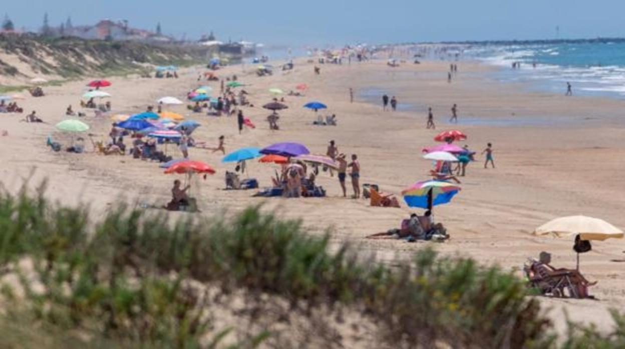 Bañistas en una playa andaluza