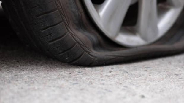 Detenida una mujer por pinchar las ruedas de medio centenar de coches en Almería