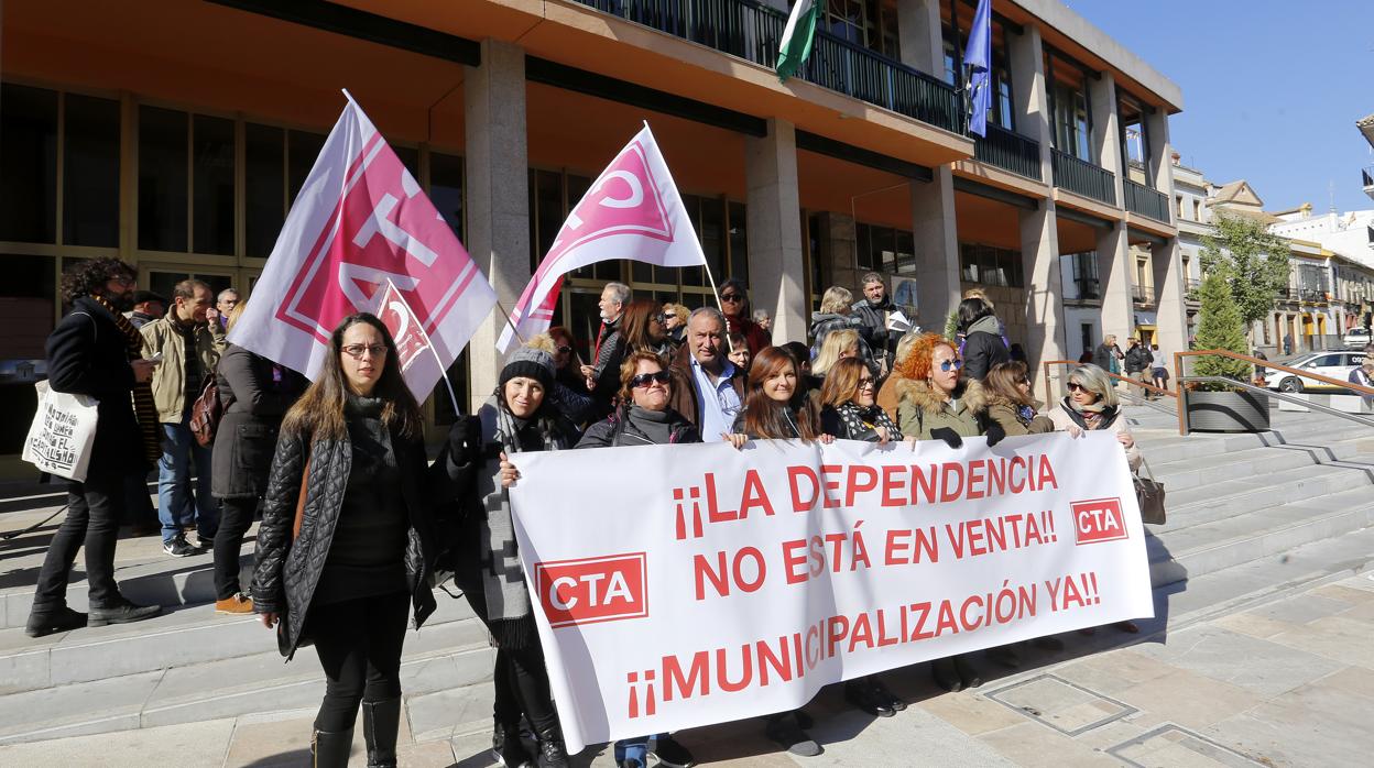 Manifestación en la puerta del Ayuntamiento de Córdoba a favor de la municipalización de la ayuda a domicilio