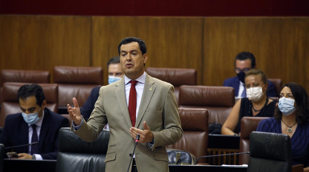 El presidente de la Junta, Juanma Moreno, durante su intervención este jueves en el Parlamento