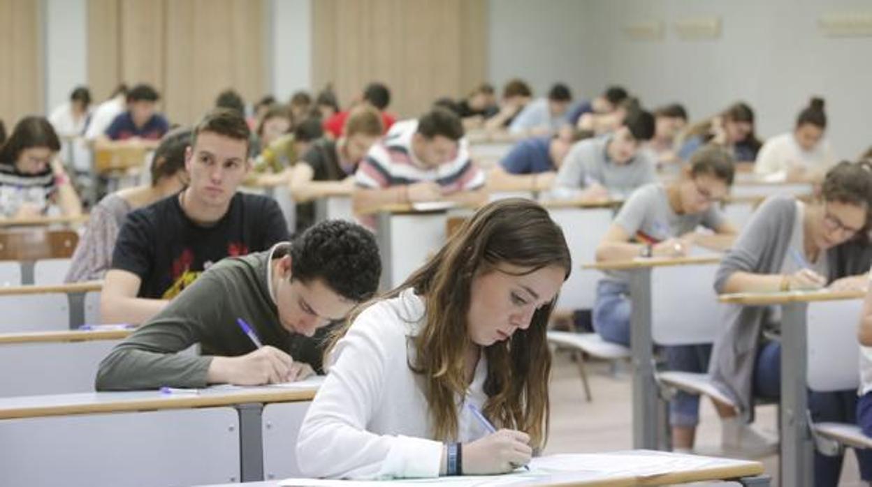 Estudiantes durante la Selectividad en una imagen de archivo