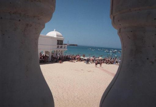 LA Caleta es una coqueta playa que forma parte de la idiosincracia gaditana