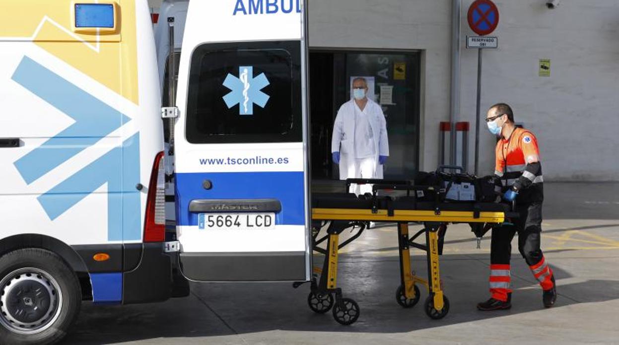 Sanitarios en las Urgencias del hospital Reina Sofía de Córdoba