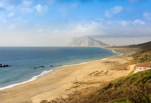 Vista de la playa con el Peñón de Gibraltar al fondo