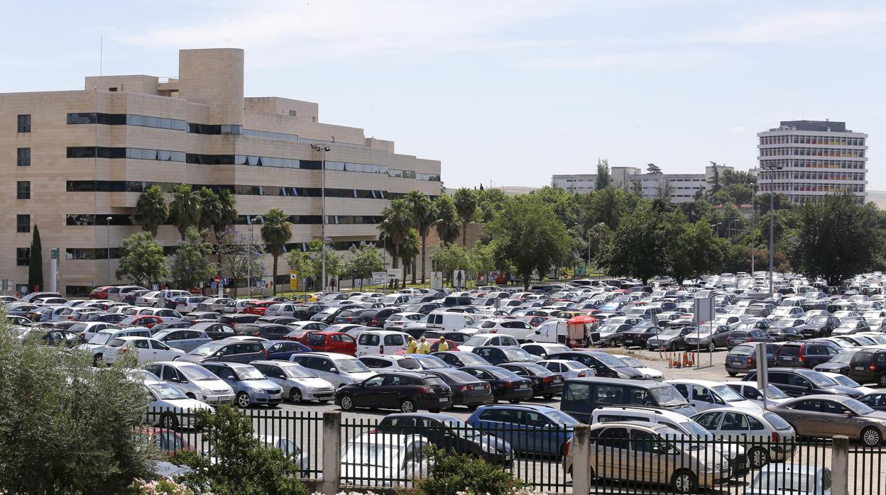 Coches aparcados junto al hospital Reina Sofía de Córdoba