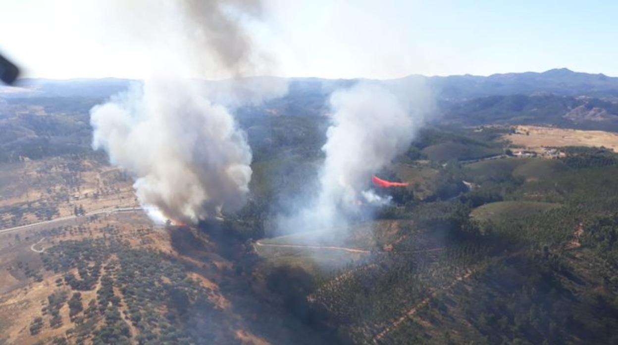 Vista aérea del incendio de Almonaster (Huelva)