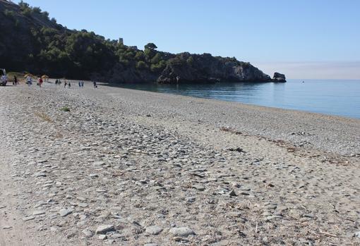 Esta cala se encuentra al límite de la Costa del Sol con la Costa Tropical de Granada