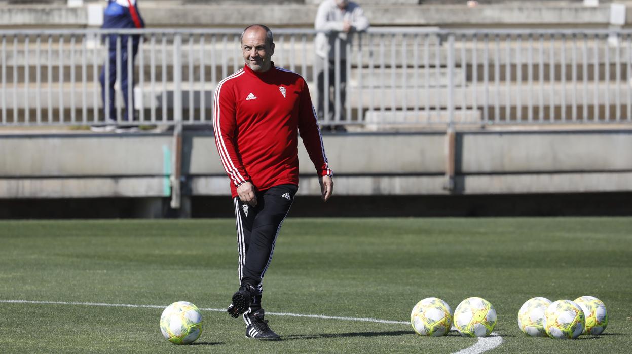 El entrenador del Córdoba CF, Juan Sabas, en un entrenamiento del equipo blanquiverde