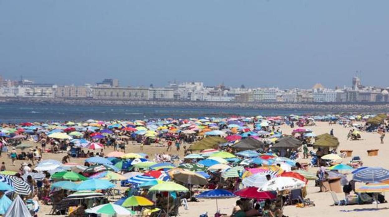 El consejero andaluz de Turismo, Juan Marín, conversa con un empresario de la Costa Tropical en Almuñécar