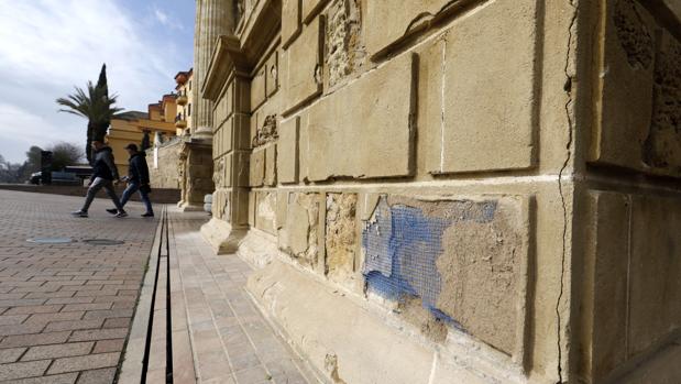 El Ayuntamiento de Córdoba ultima una obra para acabar con los daños de la Puerta del Puente