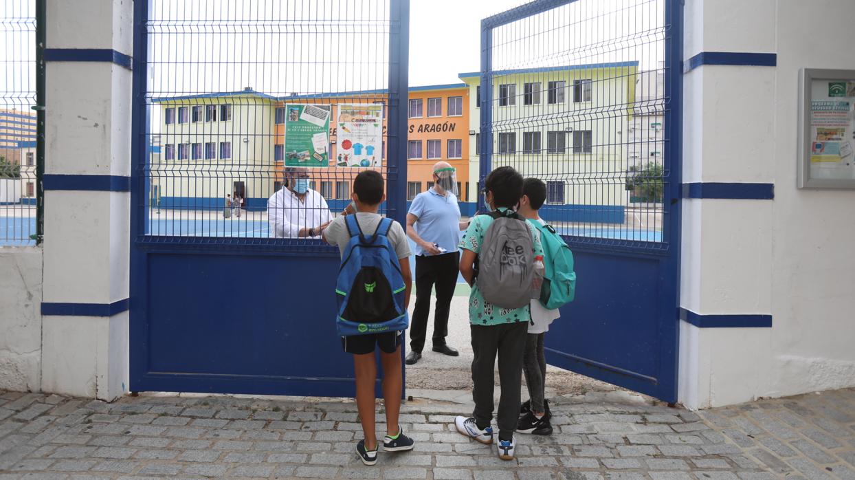 Un grupo de alumnos de Cádiz entrando en las actividades de refuerzo estival