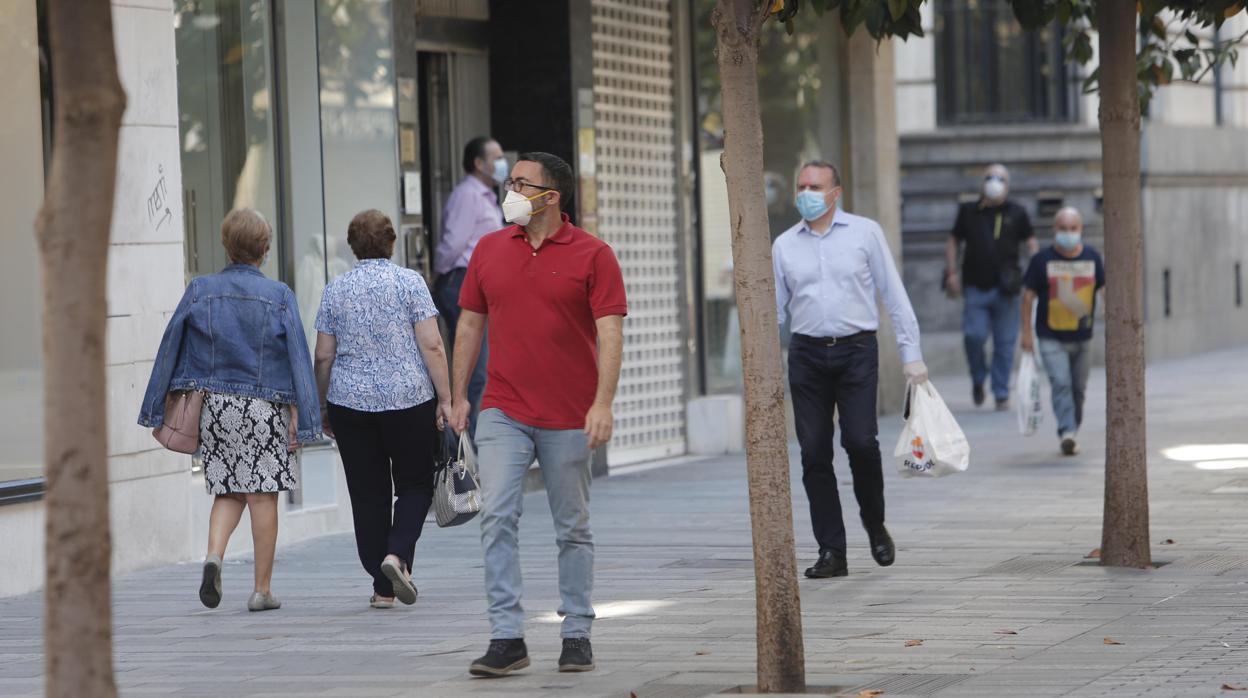 Cordobeses con mascarilla en la calle Cruz Conde de Córdoba