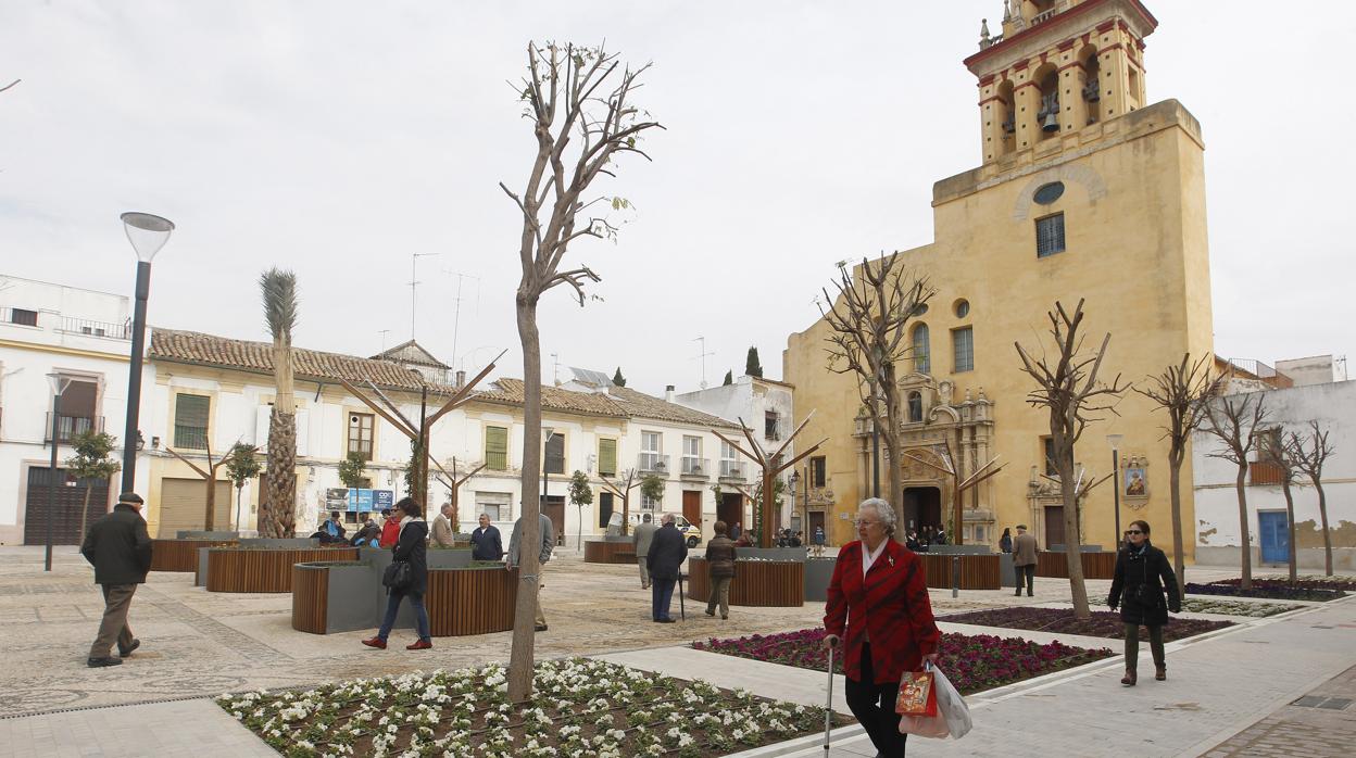 Las casas adquiridas para el centro cívico, al fondo