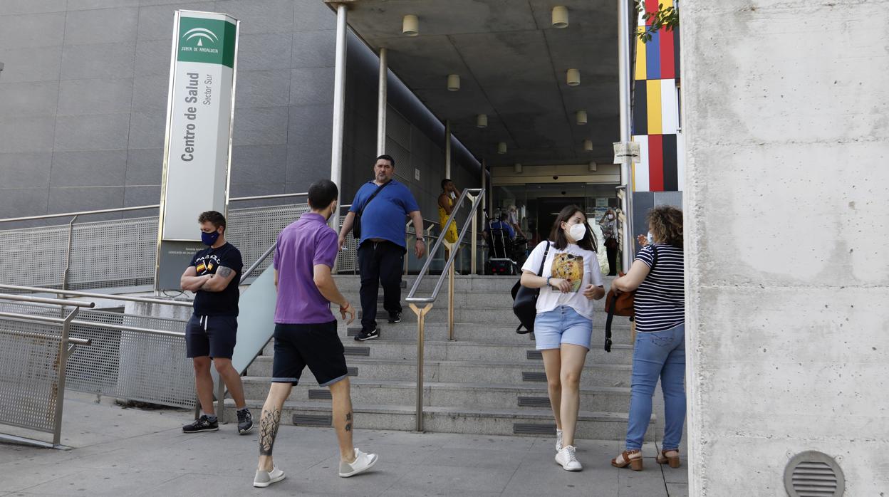 Pacientes a las puertas del centro de salud del Sector Sur en Córdoba