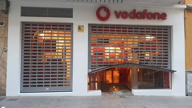 Destrozan el acceso a una la tienda de telefonía para robar en pleno centro de Lucena