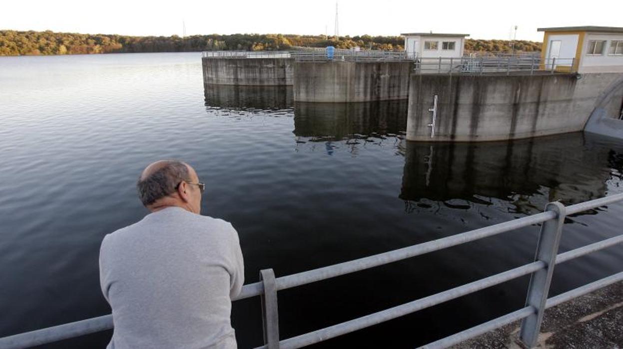 Un hombre contempla el embalse de San Rafael de Navallana, en Córdoba