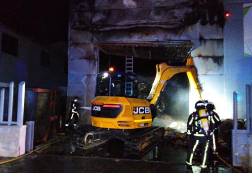 Un incendio ocasiona importantes daños a una empresa de gestión de residuos en Lucena