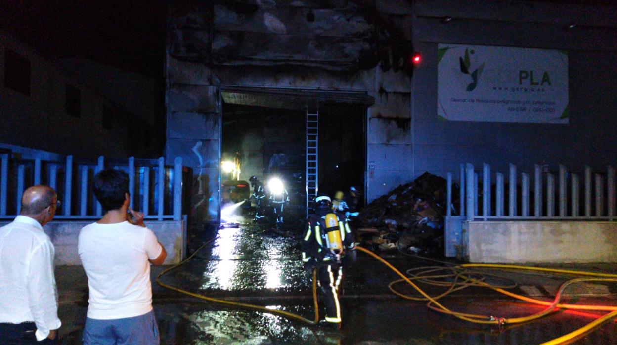 Los bomberos actuando en el incendio