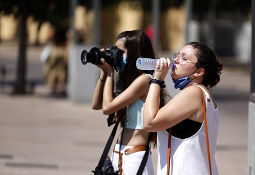 Turistas frente al río