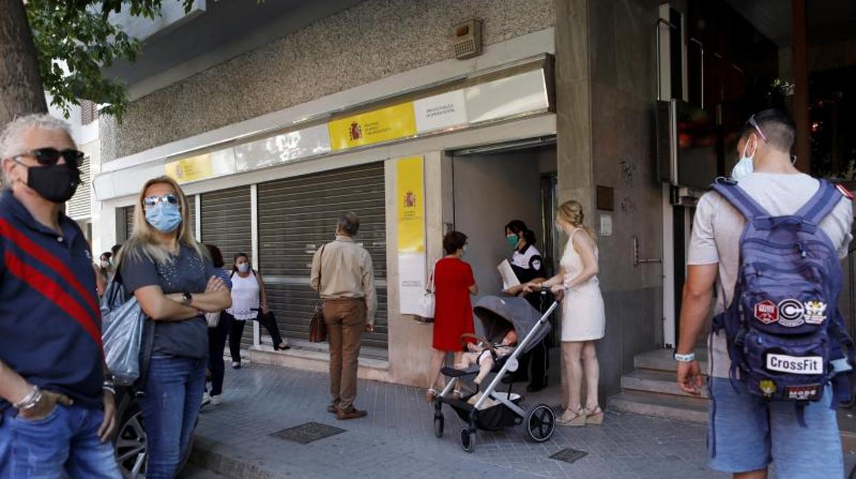 Cola ante las puertas de una oficina de empleo en Córdoba