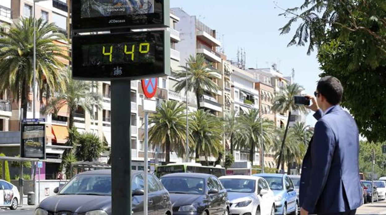 Un temómetro marca 44 grados en una imagen de archivo que podría repetirse esta semana en Córdoba