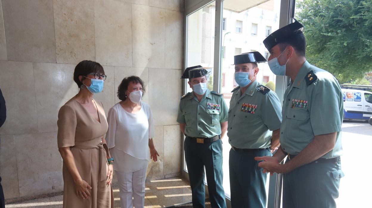 La directora general de la Guardia Civil, María Gámez, y la subdelegada del Gobierno en Córdoba, Rafaela Valenzuela, con agentes de la Guardia Civil