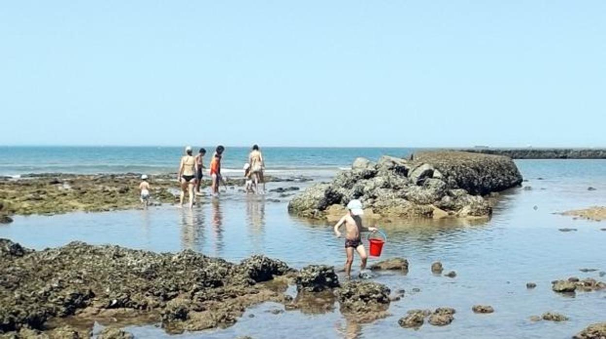 Bañistas en el corral de pesca