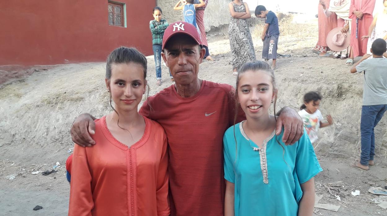 Mohamed con su hija Salma y su sobrina Nadina en una estancia en Marruecos