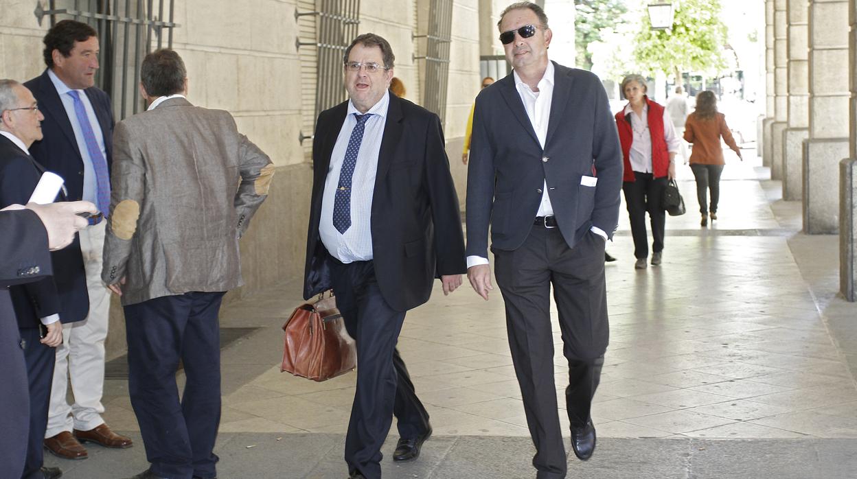 Daniel Alberto Rivera, con gafas de sol, llegando a los juzgados de Sevilla