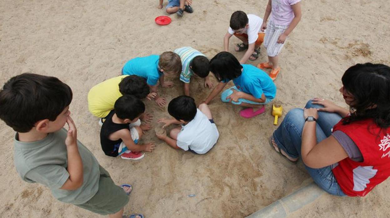 Niños jugando en una imagen de archivo de un campamento infantil