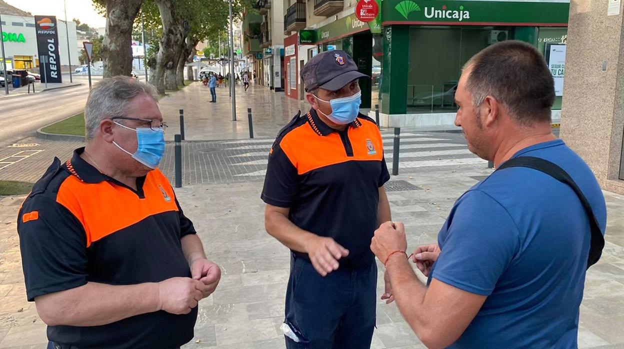 Miembros de Protección Civil informan sobre la obligación de mascarillas en Berja.