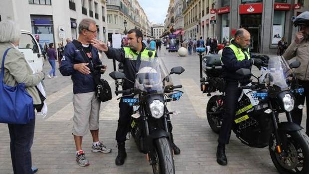 Muerde y da un puñetazo a un policía de Málaga que le pidió que se pusiera la mascarilla porque «el virus es mentira»