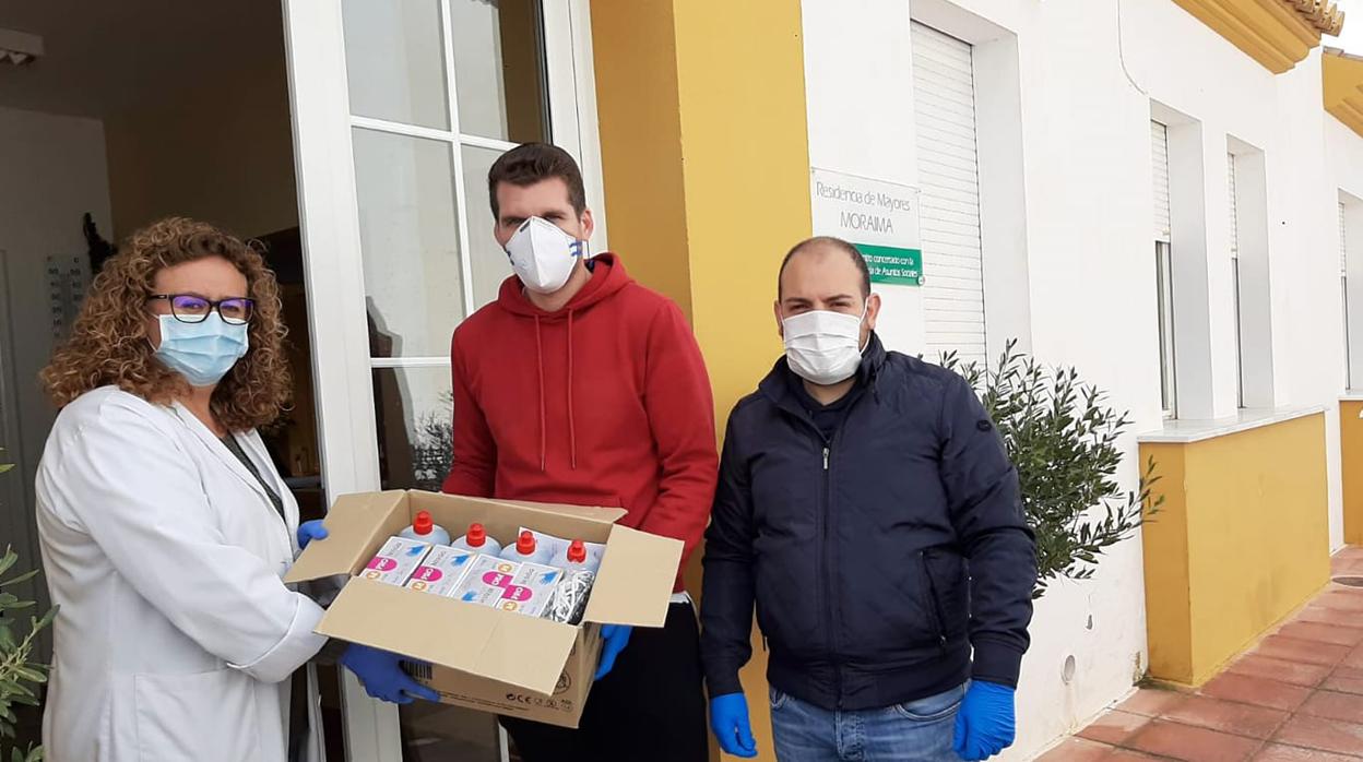 Reparto de mascarillas y geles hidroalcohólicos en la residencia de mayores de Fondón