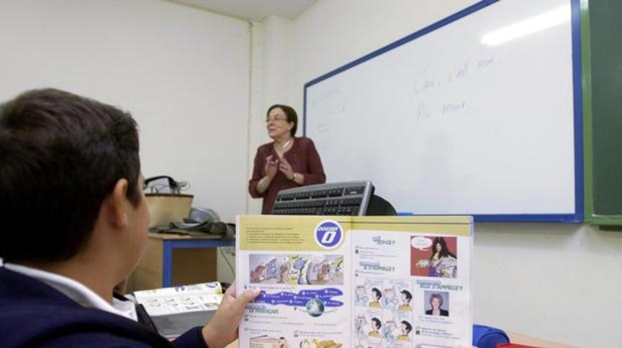 Una profesora imparte clases en un colegio de Sevilla