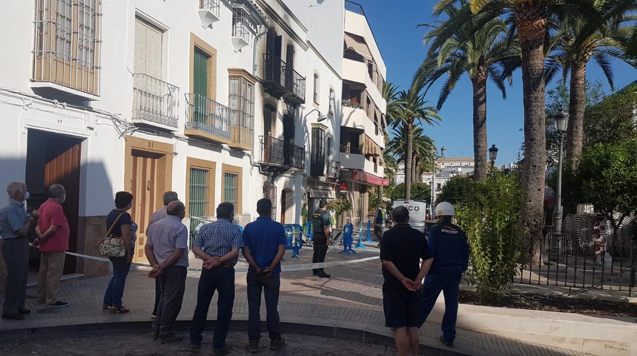 Varios vecinos observan el estado en que quedó la vivienda en Aguilar de la Frontera